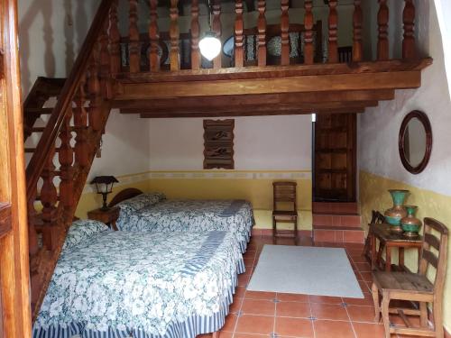 1 dormitorio con 1 cama y escalera de madera en Ex-Hacienda San Buenaventura en San Lorenzo Soltepec