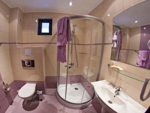 Bathroom sa Enira Spa Hotel