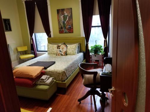 1 dormitorio con cama con almohada de perro en Spacious Fully Furnished Harlem Apartment Near Morningside Park, en Nueva York