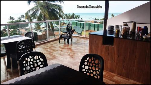 balcón con bar y vistas al océano en Pousada Boa Vista, en Maragogi