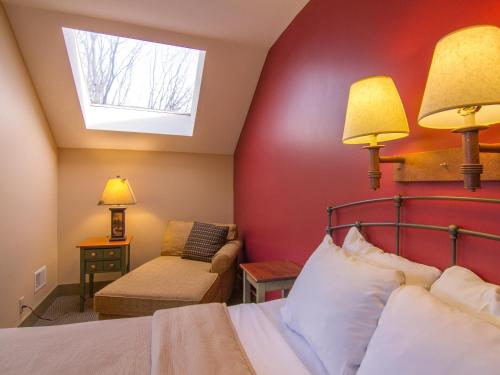 ThompsonvilleにあるSpacious 2 Bed Condo at Crystal Mountain Resortのベッドルーム1室(ベッド1台、ソファ、ランプ2つ付)