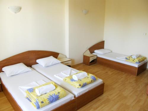 two beds in a small room with two bedsvisor at Arkadia Guest House in Primorsko