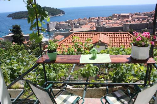 una mesa con plantas en la parte superior de un balcón en Apartment Arbanasin, en Dubrovnik