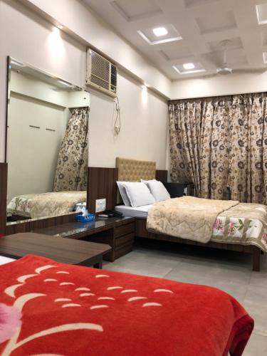 Postel nebo postele na pokoji v ubytování Hotel Antique - Colaba