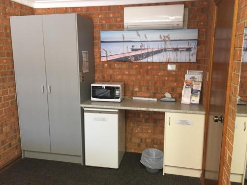 a kitchen with a counter and a microwave at Kadina Gateway Motor Inn in Kadina