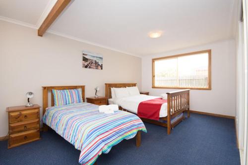 sypialnia z 2 łóżkami i oknem w obiekcie St Helens On The Bay w mieście St Helens