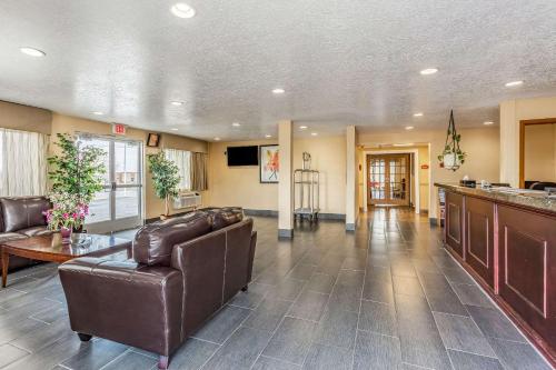 a large living room with leather furniture and a bar at Quality Inn in Los Lunas