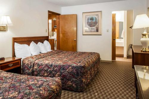 pokój hotelowy z 2 łóżkami i stołem w obiekcie Econo Lodge w mieście Eagle Nest