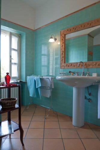 a bathroom with a sink and a mirror at La Giribaldina Winery & Farmhouse in Calamandrana
