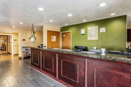 a lobby with a bar in a hospital at Quality Inn in Los Lunas