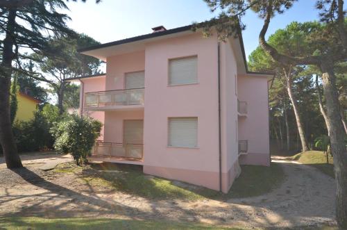 リニャーノ・サッビアドーロにあるAppartamenti Laraのピンクの家