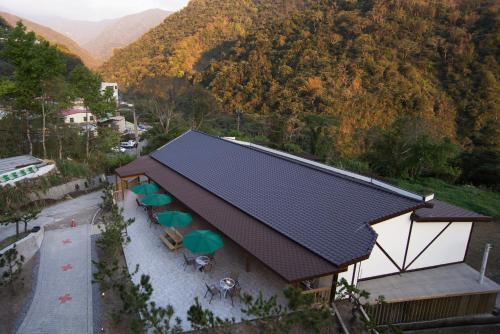 大安区にあるTang Zhimei Hot Springの傘・テーブル付きの建物の上面