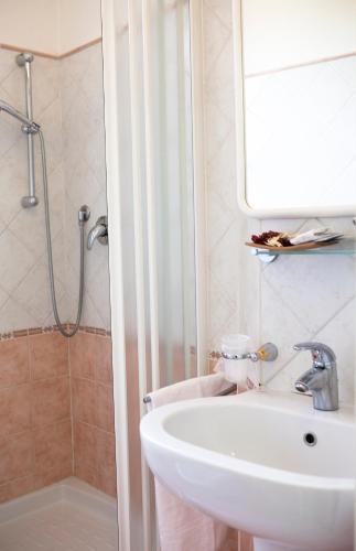 Bilik mandi di Hotel Sant'Angelo