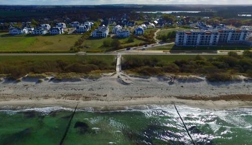 an aerial view of a beach and buildings at Haus Calmsailing in Börgerende-Rethwisch