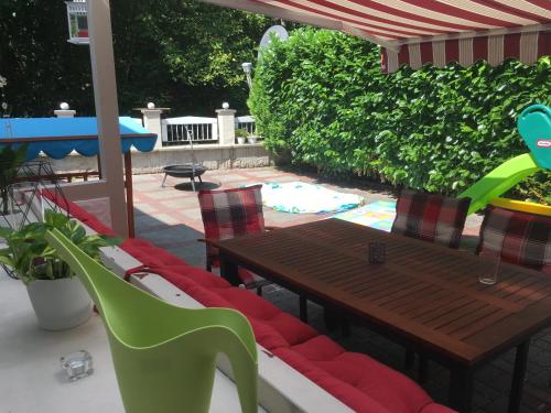 une terrasse avec une table, des chaises et une piscine dans l'établissement Casa Elisa - Das Ferienhaus zum Wohlfühlen, à Bernkastel-Kues