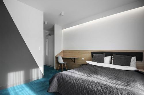 sypialnia z dużym łóżkiem i biurkiem w obiekcie Lemon Plaza Hotel w Poznaniu