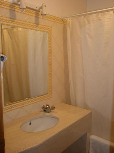 Bilik mandi di Hotel Passagem do Sol