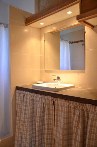 une salle de bain avec un lavabo et un miroir dans l'établissement Résidence Vacances Fontenelle, à Raphèle