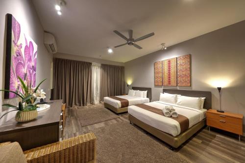 Postel nebo postele na pokoji v ubytování Acappella Suite Hotel, Shah Alam