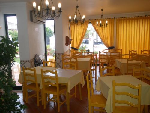 Restoran või mõni muu söögikoht majutusasutuses Hotel Passagem do Sol