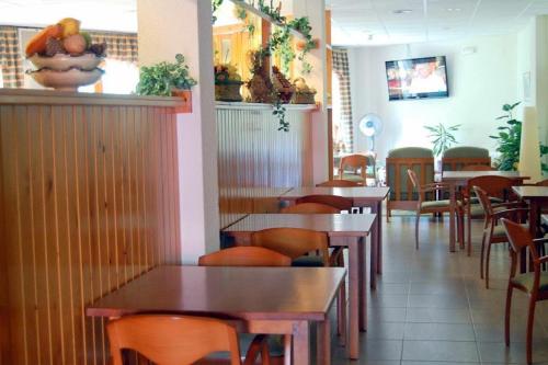 una sala da pranzo con tavoli e sedie in un ristorante di Casa Feliu a Tavascan