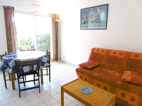 un salon avec un canapé et une table dans l'établissement Appartment Erwan, à Arzon