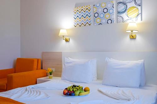 una cama con un bol de fruta en ella en Hotel Garden Nevis - All Inclusive, en Sunny Beach