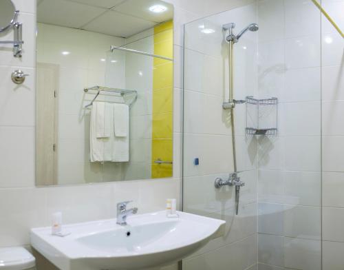 A bathroom at Hotel Garden Nevis - All Inclusive