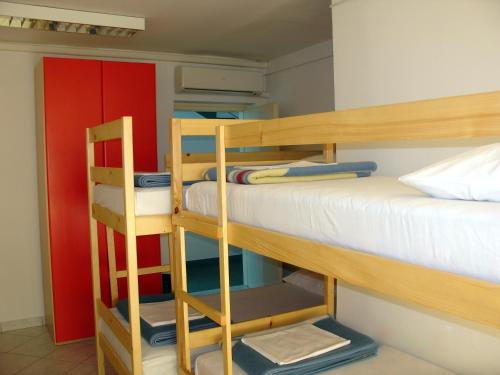 Hostel Amfora tesisinde bir ranza yatağı veya ranza yatakları