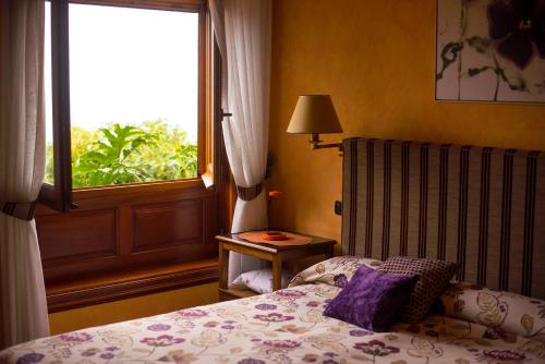 - une chambre avec un lit et une fenêtre dans l'établissement Lujoso apartamento en Finca Robles 2, à La Orotava