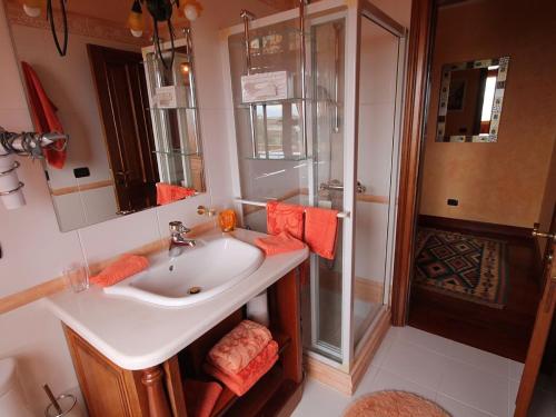 ラ・オロタバにあるLujoso apartamento en Finca Robles 2のバスルーム(シンク、シャワー付)