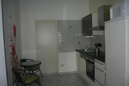 uma cozinha com um lavatório e um fogão forno superior em Kleine Kirchgasse 28 em Annaberg-Buchholz