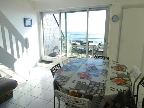 Cette chambre dispose d'un balcon avec une table et des chaises. dans l'établissement Appartement Iffic, à Sarzeau