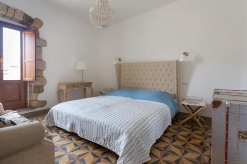 Scano MontiferroにあるAuthentic-large town villa in the historic centerのベッドルーム1室(ベッド1台、シャンデリア付)