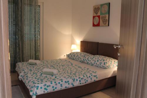 - une chambre avec un lit et 2 oreillers dans l'établissement Lana i Natali, à Kaštela