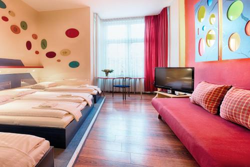 Giường trong phòng chung tại Art Hotel Charlottenburger Hof Berlin