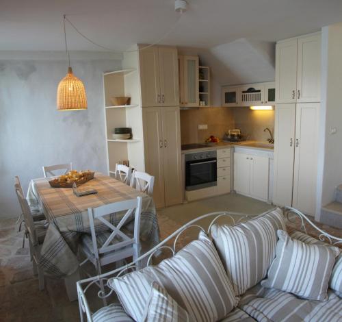 a living room with a table and a kitchen at Casa Svalba in Rovinj