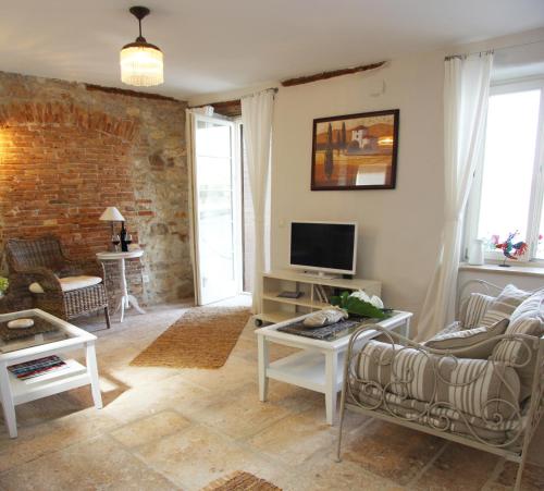 una sala de estar con un sofá y un televisor en Casa Svalba, en Rovinj