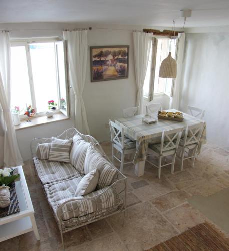 un soggiorno con un tavolo e un divano di Casa Svalba a Rovigno (Rovinj)