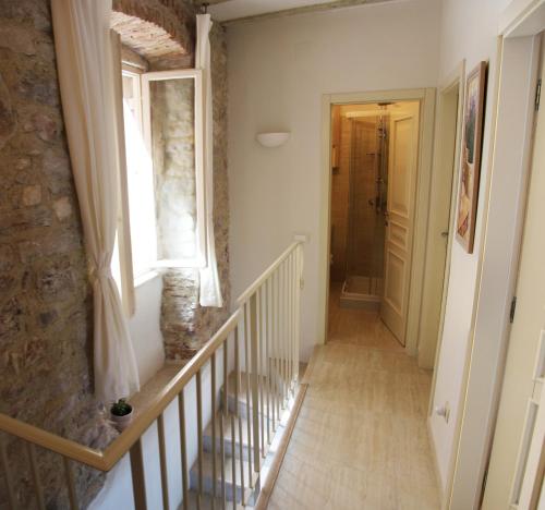 un corridoio con una scala, una finestra e una porta di Casa Svalba a Rovigno (Rovinj)