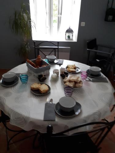 Una mesa con platos de comida encima. en La Médéenne, en Alairac