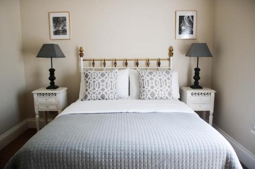 A bed or beds in a room at Little Manor 