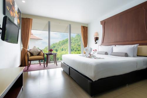 Postel nebo postele na pokoji v ubytování Aiyara Grand Hotel