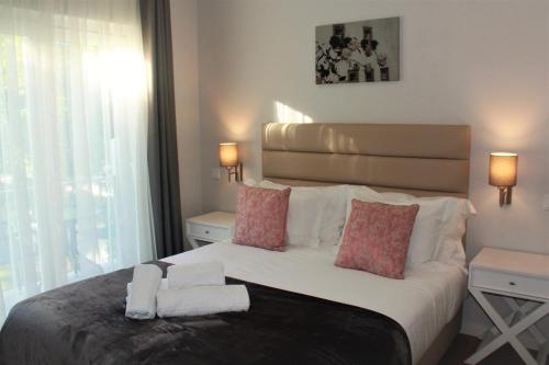 1 dormitorio con 1 cama con 2 toallas en Silver Seahorse Garden Retreat, en Peniche
