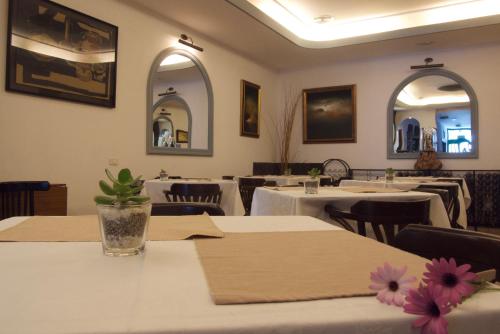 a dining room with tables and chairs and mirrors at Hotel Ida Inés in Frontera