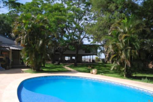 Piscina a TERRAZA al RIO o a prop