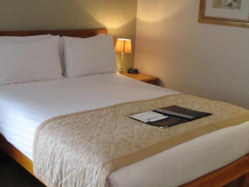 Ένα ή περισσότερα κρεβάτια σε δωμάτιο στο Best Western The Rose & Crown Hotel