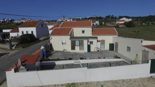 ariale Aussicht auf ein Wohnviertel mit Häusern in der Unterkunft CASAL RIQUEZO T2 - Serra da Pescaria - NAZARÉ in Nazaré