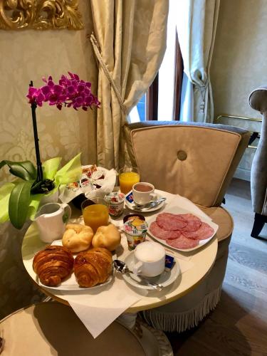 a table with plates of food and drinks on it at B&B Patatina in Venice