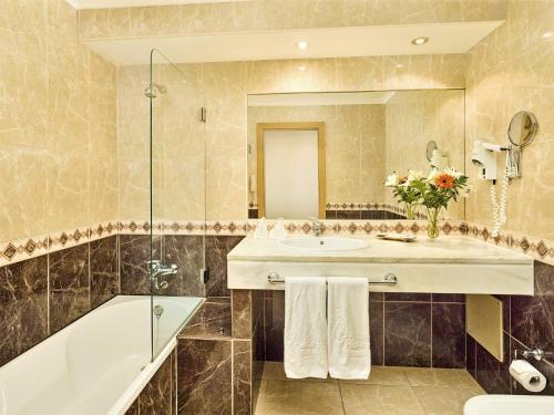 Bathroom sa Hotel Baia Grande